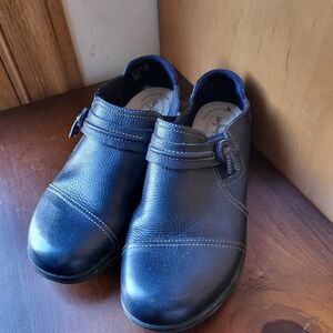 Clarks Navy 8.5 Wide
